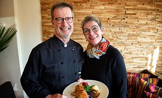 Andreas Hoffmann und Beatrix Bartsch-Hoffmann servieren Entenbrust und -keule mit Preiselbeerapfel und Kartoffelkloß. - Michaela Heinze Andreas Hoffmann und Beatrix Bartsch-Hoffmann servieren Entenbrust und -keule mit Preiselbeerapfel und Kartoffelkloß. - Michaela Heinze