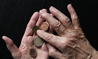 Eine Bünderin muss trotz Rente weiterarbeiten, weil das Geld nicht reicht. - Sebastian Willnow Eine Bünderin muss trotz Rente weiterarbeiten, weil das Geld nicht reicht. - Sebastian Willnow