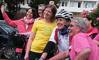 Die Brustkrebspatientinnen radeln mit Antje Proft (mit Helm) von der Klinik Bad Oexen 22 Kilometer durch Bad Oeynhausen. - Ulf Hanke Die Brustkrebspatientinnen radeln mit Antje Proft (mit Helm) von der Klinik Bad Oexen 22 Kilometer durch Bad Oeynhausen. - Ulf Hanke