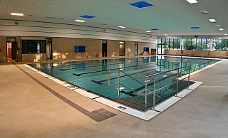 Das 25-Meter-Becken des Sennebads ist mittlerweile randvoll mit Wasser. Aktuell laufen Tests im Gebäude und an der Technik, damit der Betrieb im September starten kann. - Raphael Athens Das 25-Meter-Becken des Sennebads ist mittlerweile randvoll mit Wasser. Aktuell laufen Tests im Gebäude und an der Technik, damit der Betrieb im September starten kann. - Raphael Athens