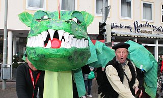 Z wie Zoch: Karnevalsumzüge gibt es einige im Kreis Höxter. Wie hier in Brakel 2020. Dieser gefährliche Drache samt Drachentöter Georg symbolisierte das 1.100-jährige Bestehen der Ortschaft Riesel. - Manuela Puls Z wie Zoch: Karnevalsumzüge gibt es einige im Kreis Höxter. Wie hier in Brakel 2020. Dieser gefährliche Drache samt Drachentöter Georg symbolisierte das 1.100-jährige Bestehen der Ortschaft Riesel. - Manuela Puls
