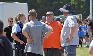 Polizeieinsatz vor dem Spiel um Platz 3: Sebastian Grewing (r.) und Jürgen Tönsfeuerborn (2.v.r.) mit einer Beamtin (l.). - Jens Dünhölter Polizeieinsatz vor dem Spiel um Platz 3: Sebastian Grewing (r.) und Jürgen Tönsfeuerborn (2.v.r.) mit einer Beamtin (l.). - Jens Dünhölter