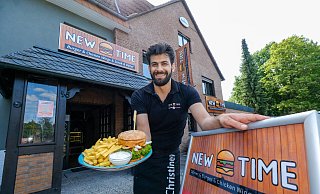 Alyaqub Abdullah präsentiert einen der Burger. Geschäftsführer Calvin Raad verspricht seinen Gästen „Fastfood in hochwertiger Art“. - Andreas Zobe Alyaqub Abdullah präsentiert einen der Burger. Geschäftsführer Calvin Raad verspricht seinen Gästen „Fastfood in hochwertiger Art“. - Andreas Zobe