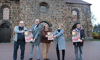 Rainer Labie (zweiter v.l.) freut sich über den Einsatz von Frank Helming (v.l.), Ina Rohleder, Karin Heimke iund Klaus-Udo Hennings für den Rehmer Weihnachtsmarkt an der Laurentiuskirche. - Heidi Froreich Rainer Labie (zweiter v.l.) freut sich über den Einsatz von Frank Helming (v.l.), Ina Rohleder, Karin Heimke iund Klaus-Udo Hennings für den Rehmer Weihnachtsmarkt an der Laurentiuskirche. - Heidi Froreich