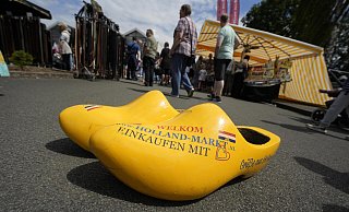 Zwei Holzschuhe einer Größe jenseits der 300 am Eingang des Hollandmarkts in Bruchmühlen. - Gerald Dunkel Zwei Holzschuhe einer Größe jenseits der 300 am Eingang des Hollandmarkts in Bruchmühlen. - Gerald Dunkel