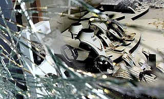 Der Täter schlug in aller Seelenruhe die Scheibe zu dem Juwelier ein. Als die Polizei eintraf, war er schon wieder weg. - Copyright: Patrick Menzel Der Täter schlug in aller Seelenruhe die Scheibe zu dem Juwelier ein. Als die Polizei eintraf, war er schon wieder weg. - Copyright: Patrick Menzel