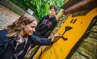 Spenden sind eine wichtige Einnahmequelle für Olderdissen: Maya und Benjamin füttern die Bärenbox, die auf dem Weg vom Haupteingang zum Bärengehege an der Bruchsteinmauer angebracht ist. - Mike-Dennis Mller / www.mdm.photo Spenden sind eine wichtige Einnahmequelle für Olderdissen: Maya und Benjamin füttern die Bärenbox, die auf dem Weg vom Haupteingang zum Bärengehege an der Bruchsteinmauer angebracht ist. - Mike-Dennis Mller / www.mdm.photo
