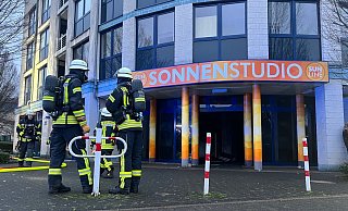Gegen 7.15 Uhr war der Brand in dem Sonnenstudio ausgebrochen. - Paul Brinkmann Gegen 7.15 Uhr war der Brand in dem Sonnenstudio ausgebrochen. - Paul Brinkmann