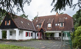 Vor dem Fichteheim oberhalb des Senner Hellwegs haben zuletzt die dort wohnenden Jugendlichen Fußball gespielt. Nun steht das Gebäude leer. - © Jörg Dieckmann - www. dieckmann-fotodesign.de Vor dem Fichteheim oberhalb des Senner Hellwegs haben zuletzt die dort wohnenden Jugendlichen Fußball gespielt. Nun steht das Gebäude leer. - © Jörg Dieckmann - www. dieckmann-fotodesign.de