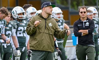 Headcoach Felix Gorny sieht in der zweiten Halbzeit zu viele Missverständnisse in der Bulldogs-Offensive. - Andreas Zobe Headcoach Felix Gorny sieht in der zweiten Halbzeit zu viele Missverständnisse in der Bulldogs-Offensive. - Andreas Zobe