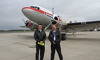 Die Flugkapitäne Tom van Hoorn und Fabian Schouten haben die fast 80 Jahre alte DC-3 sanft in Ahden gelandet. - Johannes Büttner Die Flugkapitäne Tom van Hoorn und Fabian Schouten haben die fast 80 Jahre alte DC-3 sanft in Ahden gelandet. - Johannes Büttner