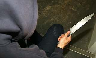 Ein Unbekannter hat eine Herforder Tankstelle überfallen. Bei dem Messer, welches der Räuber mit sich führte, soll es sich allerdings nur um ein kleineres Küchenmesser gehandelt haben. - Katie Collins / picture alliance / empics Ein Unbekannter hat eine Herforder Tankstelle überfallen. Bei dem Messer, welches der Räuber mit sich führte, soll es sich allerdings nur um ein kleineres Küchenmesser gehandelt haben. - Katie Collins / picture alliance / empics