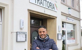 Francesco Nastri vor seiner "Trattoria" an der Bielefelder Straße in Enger. - Ekkehard Wind Francesco Nastri vor seiner "Trattoria" an der Bielefelder Straße in Enger. - Ekkehard Wind