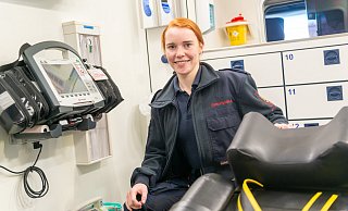 Nina Grohmann, Triathletin und Auszubildende zur Notfallsanitäterin bei der Feuerwehr Herford in einem Rettungswagen (RTW). Das Abbrechen eines Wettbewerbs, um bei einem Notfall zu helfen, ist für sie selbstverständlich. - Ralf Bittner Nina Grohmann, Triathletin und Auszubildende zur Notfallsanitäterin bei der Feuerwehr Herford in einem Rettungswagen (RTW). Das Abbrechen eines Wettbewerbs, um bei einem Notfall zu helfen, ist für sie selbstverständlich. - Ralf Bittner