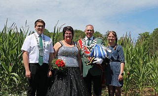 Royale Familie: Das Gehrdener Königspaar Holger und Ramona Kisters mit ihren Kindern Marco (Bezirksprinz) und Marie. - Manuela Puls Royale Familie: Das Gehrdener Königspaar Holger und Ramona Kisters mit ihren Kindern Marco (Bezirksprinz) und Marie. - Manuela Puls