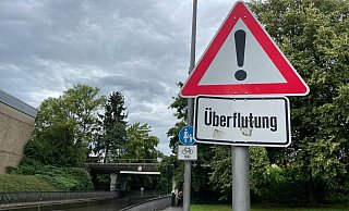 Die Stelle in Herford ist bekannt: Ein Schild warnt vor Überflutung in Herford. - Claus Frickemeier Die Stelle in Herford ist bekannt: Ein Schild warnt vor Überflutung in Herford. - Claus Frickemeier