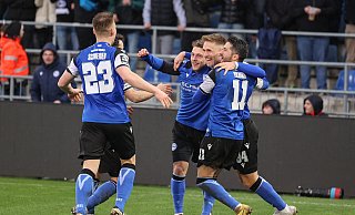 Leandro Putaro (2.v.r.) wird von seinen Mitspielern für den entscheidenden Elfmeter gefeiert. - Oliver Krato Leandro Putaro (2.v.r.) wird von seinen Mitspielern für den entscheidenden Elfmeter gefeiert. - Oliver Krato
