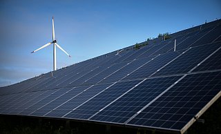 ARCHIV - 02.06.2023, Bremen: Windkraftanlagen stehen hinter Photovoltaikanlagen auf der Blocklanddeponie. Strom aus Sonne und Wind soll Energieerzeugung aus Rohstoffen wie Öl und Gas ersetzen. (zu dpa: «Neue Ziele empfohlen für besseres Klima») Foto: Sina Schuldt/dpa - Honorarfrei nur für Bezieher des Dienstes dpa-Nachrichten für Kinder +++ dpa-Nachrichten für Kinder +++ - Sina Schuldt ARCHIV - 02.06.2023, Bremen: Windkraftanlagen stehen hinter Photovoltaikanlagen auf der Blocklanddeponie. Strom aus Sonne und Wind soll Energieerzeugung aus Rohstoffen wie Öl und Gas ersetzen. (zu dpa: «Neue Ziele empfohlen für besseres Klima») Foto: Sina Schuldt/dpa - Honorarfrei nur für Bezieher des Dienstes dpa-Nachrichten für Kinder +++ dpa-Nachrichten für Kinder +++ - Sina Schuldt