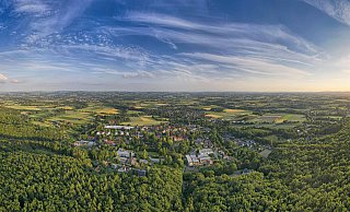 Eingebettet in Grün: Der Wittekindshof will eine etwa 10.000 Quadratmeter großes Areal am Südrand des Wiehengebirges als Bauland an die Stadt verkaufen. - Thorsten Ulonska Eingebettet in Grün: Der Wittekindshof will eine etwa 10.000 Quadratmeter großes Areal am Südrand des Wiehengebirges als Bauland an die Stadt verkaufen. - Thorsten Ulonska