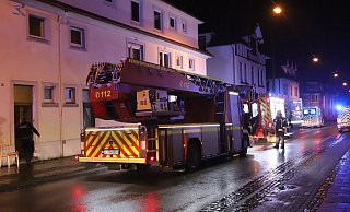 Die Schloßhofstraße musste für den Einsatz rund eine Stunde gesperrt werden. - Charlotte Mahncke Die Schloßhofstraße musste für den Einsatz rund eine Stunde gesperrt werden. - Charlotte Mahncke