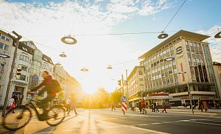Vom umstrittenen Umbauvorhaben zum EU-Vorzeigeprojekt: Seit Sommer 2022 ist der "neue" Jahnplatz in Betrieb. - Sarah Jonek Fotografie Vom umstrittenen Umbauvorhaben zum EU-Vorzeigeprojekt: Seit Sommer 2022 ist der "neue" Jahnplatz in Betrieb. - Sarah Jonek Fotografie