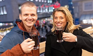 Die NW-Autoren Jan Husmann (l.) und Julia Borgstedt trinken in entspannter Atmosphäre aus den Spezial-Tassen der Jahnplatz-Pyramide. - Oliver Krato Die NW-Autoren Jan Husmann (l.) und Julia Borgstedt trinken in entspannter Atmosphäre aus den Spezial-Tassen der Jahnplatz-Pyramide. - Oliver Krato