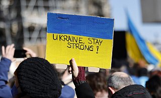 Tausende Kölner nahmen an der Ukraine-Demo auf dem Roncalliplatz teil, um ein Zeichen des Friedens zu setzen. Mit einer Schweigeminute gedachte man der Opfer der Kampfhandlungen. Auch gab es Forderungen, die Ukraine mit Kriegswaffen zu beliefern, in die EU aufzunehmen und die NATO zu entsenden. Zu der Kundgebung hatten die Organisationen 'Pulse of Europe Köln' und das 'Blau-Gelbe Kreuz Köln' aufgerufen. Köln, 27.02.2022 - picture alliance / Geisler-Fotopress Tausende Kölner nahmen an der Ukraine-Demo auf dem Roncalliplatz teil, um ein Zeichen des Friedens zu setzen. Mit einer Schweigeminute gedachte man der Opfer der Kampfhandlungen. Auch gab es Forderungen, die Ukraine mit Kriegswaffen zu beliefern, in die EU aufzunehmen und die NATO zu entsenden. Zu der Kundgebung hatten die Organisationen 'Pulse of Europe Köln' und das 'Blau-Gelbe Kreuz Köln' aufgerufen. Köln, 27.02.2022 - picture alliance / Geisler-Fotopress