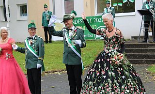 Der neue Schützenkönig Dirk Koch (l.) war zuvor bis 2020 dreizehn Jahre Oberst. Nun freut er sich gemeinsam mit seiner Königin und Frau Christine auf die anstehende Aufgabe. - Moritz Jülich Der neue Schützenkönig Dirk Koch (l.) war zuvor bis 2020 dreizehn Jahre Oberst. Nun freut er sich gemeinsam mit seiner Königin und Frau Christine auf die anstehende Aufgabe. - Moritz Jülich