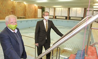 Holger Diekmann (l.) und Thies Boysen präsentierten im Dezember ihren Plan, in der ehemaligen Weserklinik ein Therapiezentrum einzurichten. - Ulf Hanke Holger Diekmann (l.) und Thies Boysen präsentierten im Dezember ihren Plan, in der ehemaligen Weserklinik ein Therapiezentrum einzurichten. - Ulf Hanke