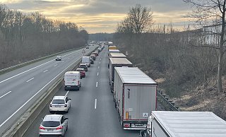 Zurzeit staut es sich mehrere Kilometer auf der A30. Das ist auch von der Weseler Straße in Bünde aus zu sehen. - Shannon-Lee Bendig Zurzeit staut es sich mehrere Kilometer auf der A30. Das ist auch von der Weseler Straße in Bünde aus zu sehen. - Shannon-Lee Bendig