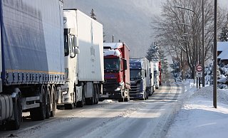 Eigentlich sollte der Plan für den Neubau der Dehmer Straße 2016 auf Eis gelegt werden. Im neuen Regionalplan aber wird das Projekt wieder aktuell. Unser Foto entstand beim Wintereinbruch im Februar 2021. - Nicole Sielermann Eigentlich sollte der Plan für den Neubau der Dehmer Straße 2016 auf Eis gelegt werden. Im neuen Regionalplan aber wird das Projekt wieder aktuell. Unser Foto entstand beim Wintereinbruch im Februar 2021. - Nicole Sielermann