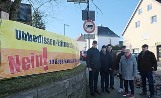 Hartmut Kronshage (v.l.), Berthold Schütte, Gustav Frormann, Heiner Steffen, Angelika Urbansky und Ortheimatpfleger Heinrich Dingerdissen setzen ein weithin sichtbares Zeichen. Foto: Wir sind Ubbedissen - Verein Wir sind Ubbedissen Hartmut Kronshage (v.l.), Berthold Schütte, Gustav Frormann, Heiner Steffen, Angelika Urbansky und Ortheimatpfleger Heinrich Dingerdissen setzen ein weithin sichtbares Zeichen. Foto: Wir sind Ubbedissen - Verein Wir sind Ubbedissen