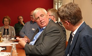 NRW-Gesundheitsminister Karl-Josef Laumann spricht auf Einladung von CDU-Politiker Carsten Linnemann mit Pflegemitarbeitern über die Zukunft der Branche. - Mareike Gröneweg NRW-Gesundheitsminister Karl-Josef Laumann spricht auf Einladung von CDU-Politiker Carsten Linnemann mit Pflegemitarbeitern über die Zukunft der Branche. - Mareike Gröneweg