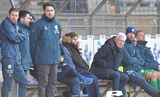 Betretene Mienen auf der Bank des FC Gütersloh nach dem 1:1 gegen Erndtebrück. Der Fußball-Oberligist hatte eine Fülle an Chancen, erzielte aber nur ein Tor vom Elfmeterpunkt aus. - Jens Dünhölter Betretene Mienen auf der Bank des FC Gütersloh nach dem 1:1 gegen Erndtebrück. Der Fußball-Oberligist hatte eine Fülle an Chancen, erzielte aber nur ein Tor vom Elfmeterpunkt aus. - Jens Dünhölter