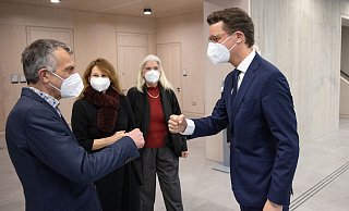 NRW-Ministerpräsident Hendrik Wüst begrüßt den Rektor der Universität Bielefeld, Gerhard Sagerer. - Oliver Krato NRW-Ministerpräsident Hendrik Wüst begrüßt den Rektor der Universität Bielefeld, Gerhard Sagerer. - Oliver Krato