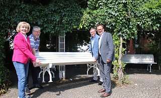 Helke Nolte-Ernsting (v.l.), Uwe Sindermann, Kurt Nagel und Lars Bökenkröger probieren schon mal aus, wie leicht die Bank am Augustaplatz entfernt werden kann. - Heidi Froreich Helke Nolte-Ernsting (v.l.), Uwe Sindermann, Kurt Nagel und Lars Bökenkröger probieren schon mal aus, wie leicht die Bank am Augustaplatz entfernt werden kann. - Heidi Froreich