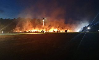 Das Lager mit rund 1.000 Rundballen aus Stroh brannte in voller Ausdehnung. - Feuerwehr Borchen Das Lager mit rund 1.000 Rundballen aus Stroh brannte in voller Ausdehnung. - Feuerwehr Borchen