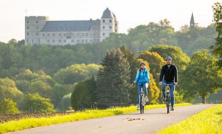 Der Kreis Paderborn bietet viele Möglichkeiten für Radtouristen, wie hier an der Wewelsburg. Die Qualität der Wege ist aber nicht immer spitze. - Teutoburger Wald Tourismus / Dominik Katz Der Kreis Paderborn bietet viele Möglichkeiten für Radtouristen, wie hier an der Wewelsburg. Die Qualität der Wege ist aber nicht immer spitze. - Teutoburger Wald Tourismus / Dominik Katz