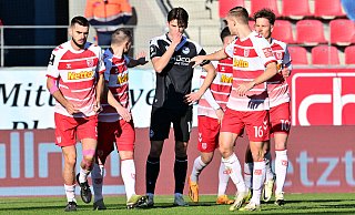 Arminia Bielefelds Maximilian Großer (M.) ist bedient. Die Regensburger bejubeln dagegen einen ihrer Treffer. - IMAGO/Zink Arminia Bielefelds Maximilian Großer (M.) ist bedient. Die Regensburger bejubeln dagegen einen ihrer Treffer. - IMAGO/Zink