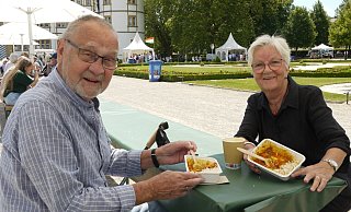 Karl-Heinz und Christa Börger aus dem Kreis Höxter lassen sich das Sabji an der langen Tafel der Begegnung schmecken. - Lisa Richter Karl-Heinz und Christa Börger aus dem Kreis Höxter lassen sich das Sabji an der langen Tafel der Begegnung schmecken. - Lisa Richter