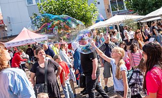 Der 24. Weltkindertag in Herford ist wohl so gut besucht wie nie. Auf allen Pätzen - wie hier auf dem Alten Markt - gibt es reichlich Angebote zum Mitmachen oder Anschauen. - Ralf Bittner Der 24. Weltkindertag in Herford ist wohl so gut besucht wie nie. Auf allen Pätzen - wie hier auf dem Alten Markt - gibt es reichlich Angebote zum Mitmachen oder Anschauen. - Ralf Bittner