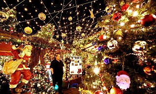 Dirk van Acken steht vor seinem festlich dekorierten "Weihnachtshaus". - Roland Weihrauch Dirk van Acken steht vor seinem festlich dekorierten "Weihnachtshaus". - Roland Weihrauch