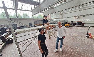 Janina Beiderwieden (JBs Kids Factory), ihr Sohn Lias und Remise-Investor Wilhelm Mormann (Cobus Concept) in der Halle, die bald einen Indoorspielplatz beherbergen soll. - Peter Heidbrink Janina Beiderwieden (JBs Kids Factory), ihr Sohn Lias und Remise-Investor Wilhelm Mormann (Cobus Concept) in der Halle, die bald einen Indoorspielplatz beherbergen soll. - Peter Heidbrink