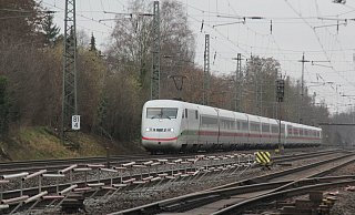In Löhne hat die Bahn eigentlich viel Platz, aber nicht genug. Ein Ausbau der ICE-Trasse würde womöglich Abriss bis hin zur Löhner Straße bedeuten. Die Nordbahnstraße lassen die Planer unbehelligt. - Ulf Hanke In Löhne hat die Bahn eigentlich viel Platz, aber nicht genug. Ein Ausbau der ICE-Trasse würde womöglich Abriss bis hin zur Löhner Straße bedeuten. Die Nordbahnstraße lassen die Planer unbehelligt. - Ulf Hanke