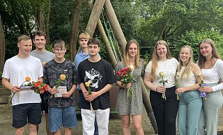 Elias, Louis, Jonas, Jakob, Kilian, Emely, Sarah, Hanna und Jasmin wurden an der Weserbogenschule liebevoll verabschiedet. Gerne hätten die FSJler aber auch ihre Nachfolger begrüßt. Doch die gibt es nicht. - Privat Elias, Louis, Jonas, Jakob, Kilian, Emely, Sarah, Hanna und Jasmin wurden an der Weserbogenschule liebevoll verabschiedet. Gerne hätten die FSJler aber auch ihre Nachfolger begrüßt. Doch die gibt es nicht. - Privat