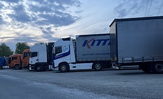 Diese Aufnahme zeigt Lkw auf dem Schotterparkplatz. - CDU Paderborn Diese Aufnahme zeigt Lkw auf dem Schotterparkplatz. - CDU Paderborn