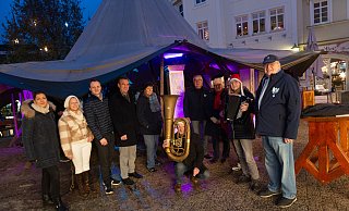 Ricarda Heeper (Quartier Radewig, v. l.) mit einigen Akteuren, die die 1001 Nacht lebendig machen. Mit auf dem Foto vor dem Beduinenzelt auf dem Gänsemarkt sind Sängerin Inga Grunwald, Roman Baumbach und Waldemar Faltenberg (Leben ist mehr), Sonja Ziemann-Heitkemper (Kunstverein), Ronald und Monika Scheuer (Shantychor), Niklas Meyer (Gans oder gar nicht), Sabine Althoff und Claudio Vendramin (kniend, Silent Green) und Hans Rodax (Shanty-Chor Hansestadt Herford). - Ralf Bittner Ricarda Heeper (Quartier Radewig, v. l.) mit einigen Akteuren, die die 1001 Nacht lebendig machen. Mit auf dem Foto vor dem Beduinenzelt auf dem Gänsemarkt sind Sängerin Inga Grunwald, Roman Baumbach und Waldemar Faltenberg (Leben ist mehr), Sonja Ziemann-Heitkemper (Kunstverein), Ronald und Monika Scheuer (Shantychor), Niklas Meyer (Gans oder gar nicht), Sabine Althoff und Claudio Vendramin (kniend, Silent Green) und Hans Rodax (Shanty-Chor Hansestadt Herford). - Ralf Bittner