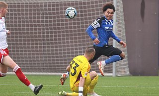 Arminia-Neuzugang Thaddäus Momuluh scheitert im Testspiel am Düsseldorfer Schlussmann Florian Kastenmeier, bereitet wenige Augenblicke später aber den Treffer zum 1:0 vor. - Oliver Krato Arminia-Neuzugang Thaddäus Momuluh scheitert im Testspiel am Düsseldorfer Schlussmann Florian Kastenmeier, bereitet wenige Augenblicke später aber den Treffer zum 1:0 vor. - Oliver Krato