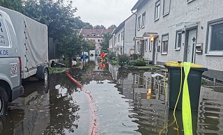 Blick auf den überfluteten Graitenweg während Aufräumarbeiten nach einem heftigem Gewitter in Essen-Stoppenberg. - Michael Weber Blick auf den überfluteten Graitenweg während Aufräumarbeiten nach einem heftigem Gewitter in Essen-Stoppenberg. - Michael Weber