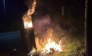 Warum in Bielefeld unter anderem ein Altkleidercontainer an der Kirchdornberger Straße in Brand geraten war, ist noch unklar. - TuS Dornberg Warum in Bielefeld unter anderem ein Altkleidercontainer an der Kirchdornberger Straße in Brand geraten war, ist noch unklar. - TuS Dornberg